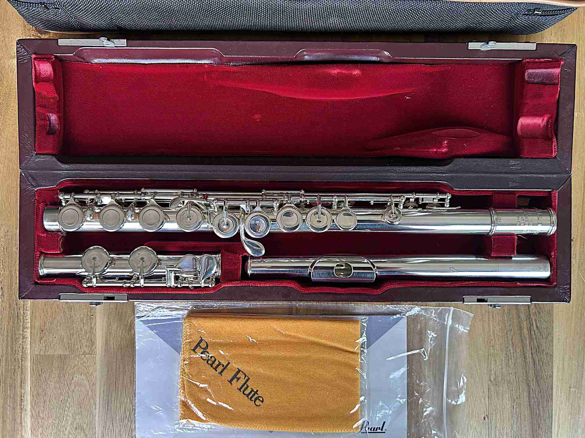 Pearl PF-675 Closed hole flute. Excellent step-up flute for students moving from their beginner models. A solid silver headjoint and upgraded pinless mechanism gives players a warm, rich sound and smooth playability.